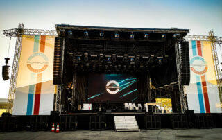 Bühne mit Line Array, Side-Wings mit Bannern und LED Wand an der Bühnenrückwand, Porsche Cup Event in Frankfurt