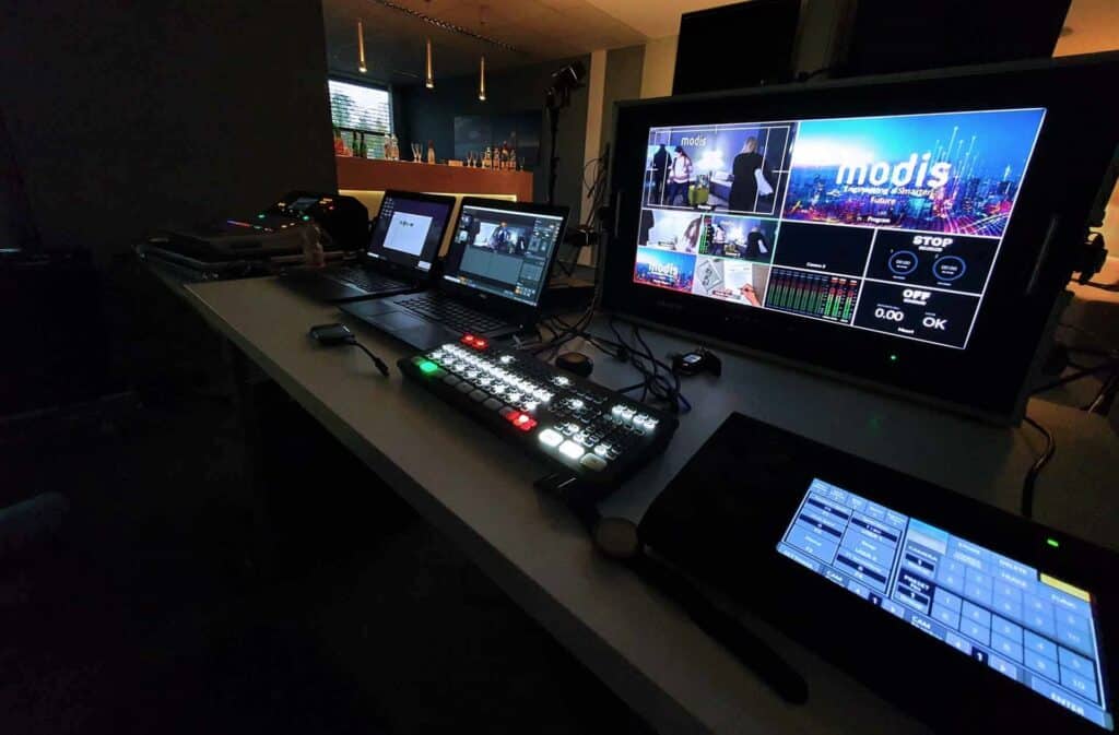 Modis Livestream Regie mit PTZ-Streuerung und Blackmagic ATEM mini - weit