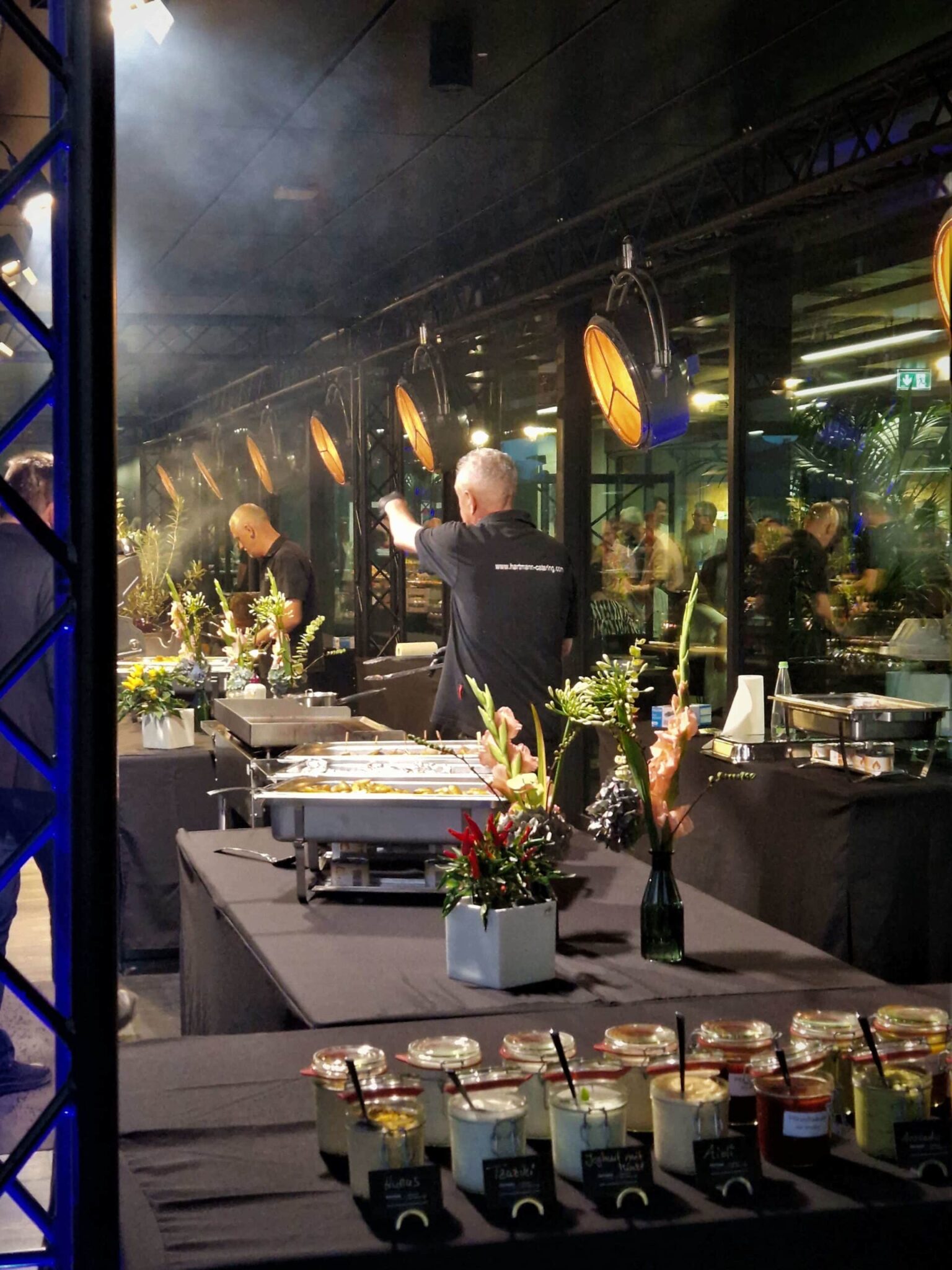 Cateringarea mit Grill und Essensausgabe bei Dr. Pfleger After-Show-Dinner