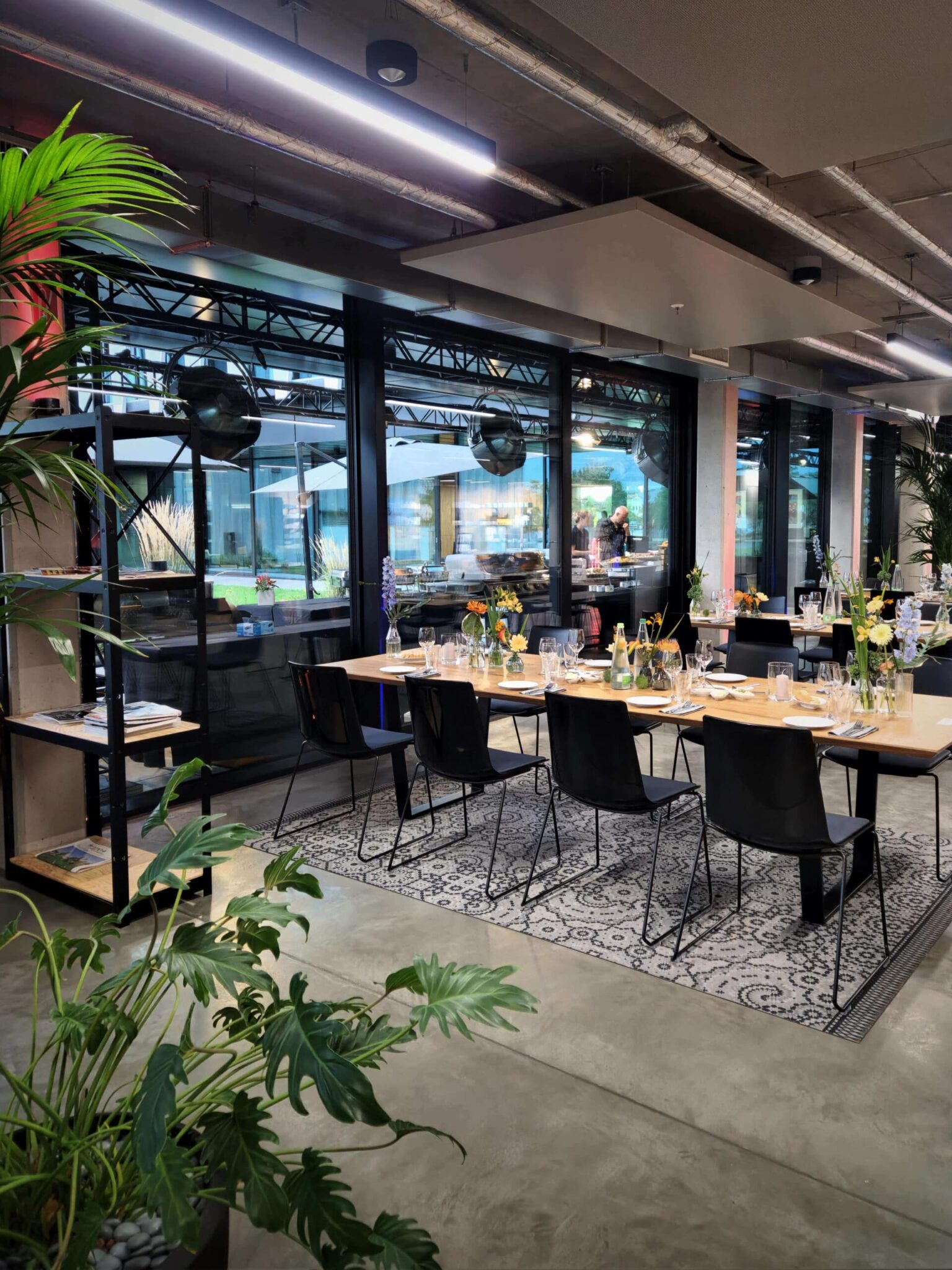 Restaurant-Area, Tischdekoration und Blick nach Draußen