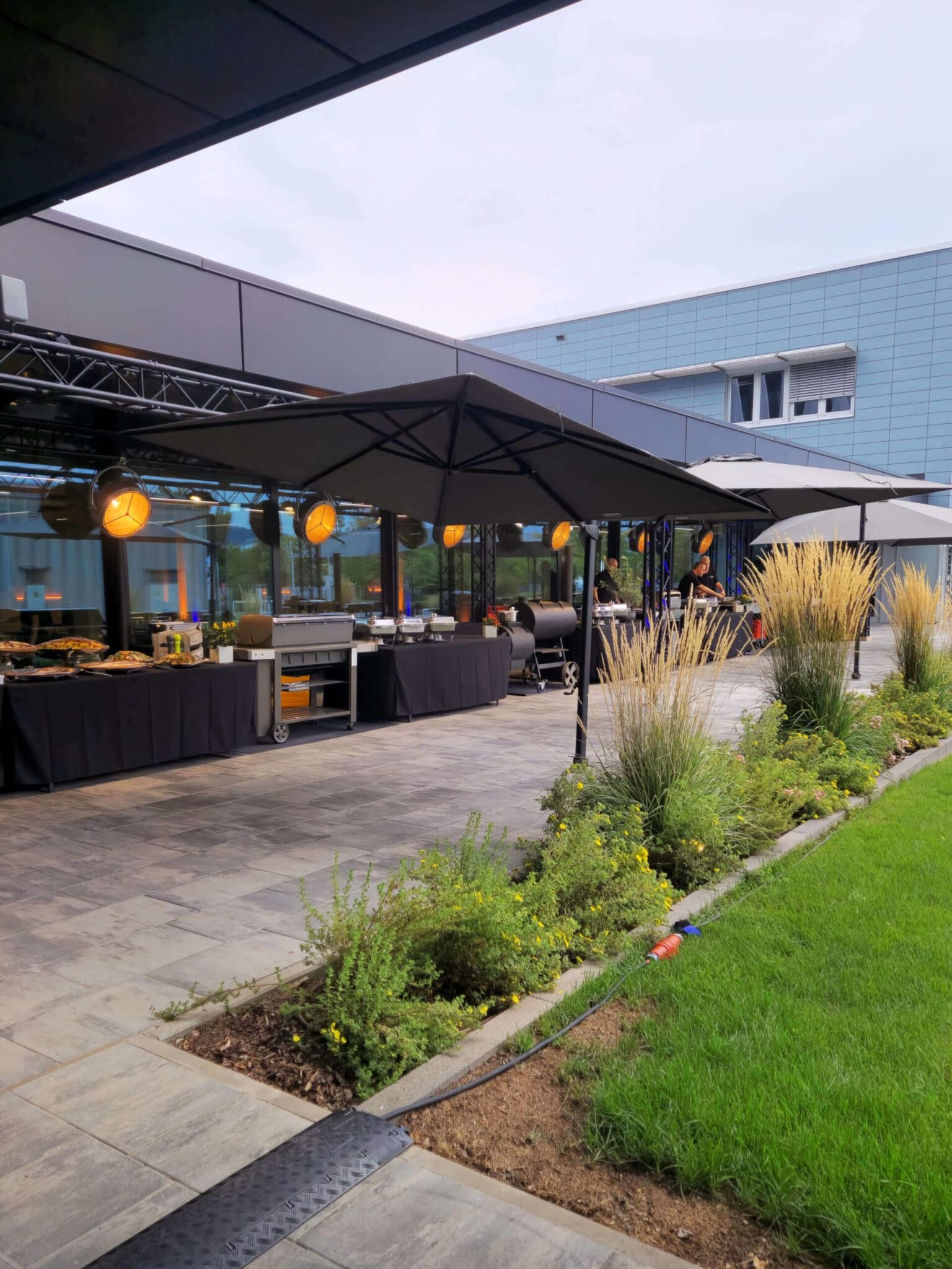 Outdoor Cateringarea mit Grills, Sonnenschirmen und Traversenrig
