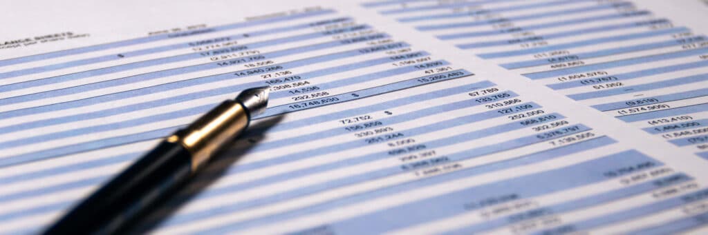 Schwarzer Füller liegt auf Blatt mit Tabelle