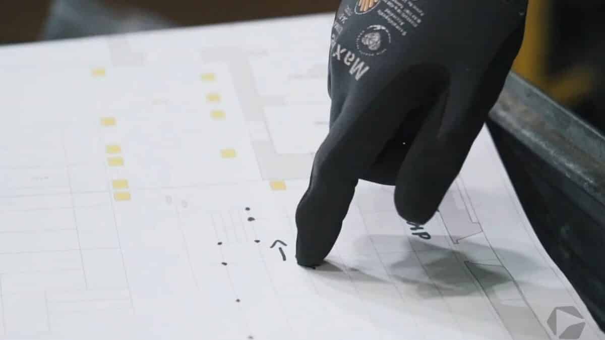 Messeplanung mit HD-Event. Es wir ein ausgedruckter CAD-Plan betrachtet und Details darauf gezeigt