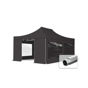 Bild eines aufgebauten Faltpavillons mit Seitenplanen. zwei Seitenplanen haben Fenster und eine hat eine Öffnung, über der ein Stück Stoff aufgerollt ist.