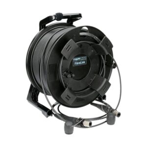 Eine schwarze Glasfaser-Kabeltrommel mit mehreren Stickern drauf. Auf den Stickern stehen die Länge und der Typ des Kabels.