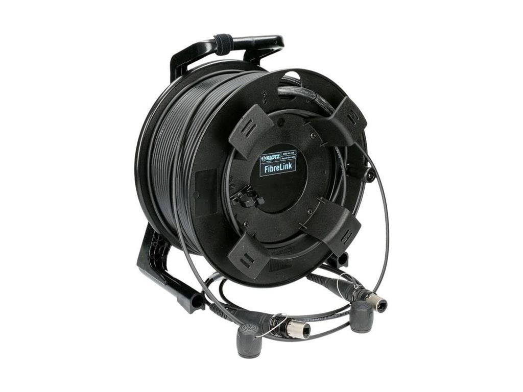 Eine schwarze Glasfaser-Kabeltrommel mit mehreren Stickern drauf. Auf den Stickern stehen die Länge und der Typ des Kabels.