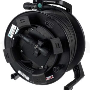 Eine schwarze Glasfaser-Kabeltrommel mit mehreren Stickern drauf. Auf den Stickern stehen die Länge und der Typ des Kabels.